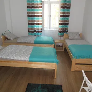 https://jaro-hostel.poznan-hotels.com